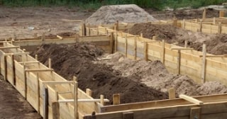 Ленточный фундамент с цоколем в Великом Устюге - от 15789 руб.